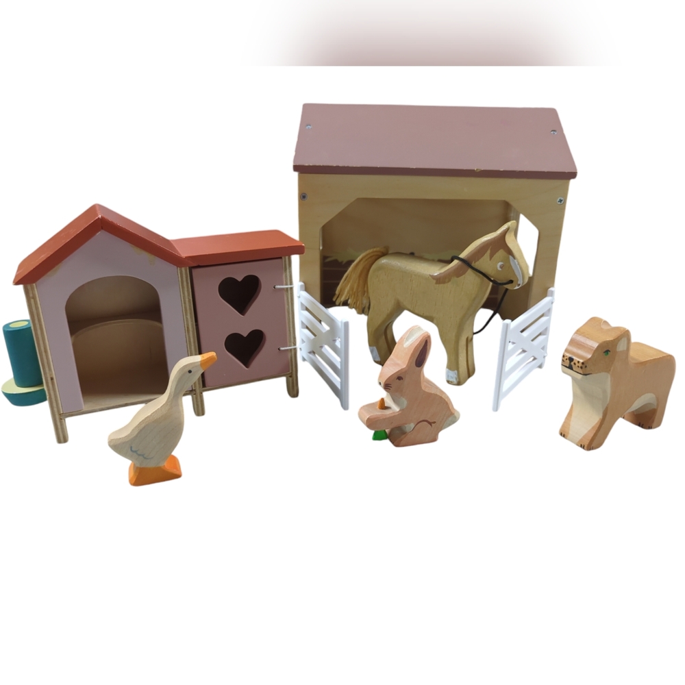 Mixed Lot Tender Leaf Toys - Chicken Coop - Stable + Horse & 3 Holztiger Animals